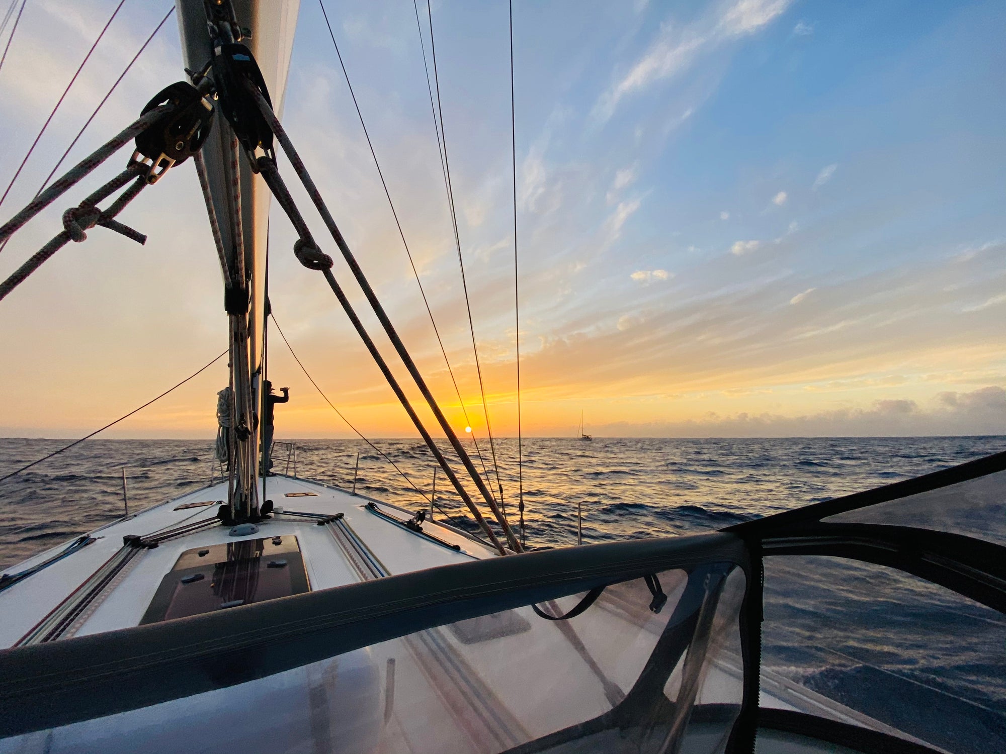Picture of sailing mast on a boat in the ocean